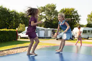 DCU-Camping Holstebro Sø DCU-Camping Mejdal - Kinder beim Spielen auf der Hüpfburg