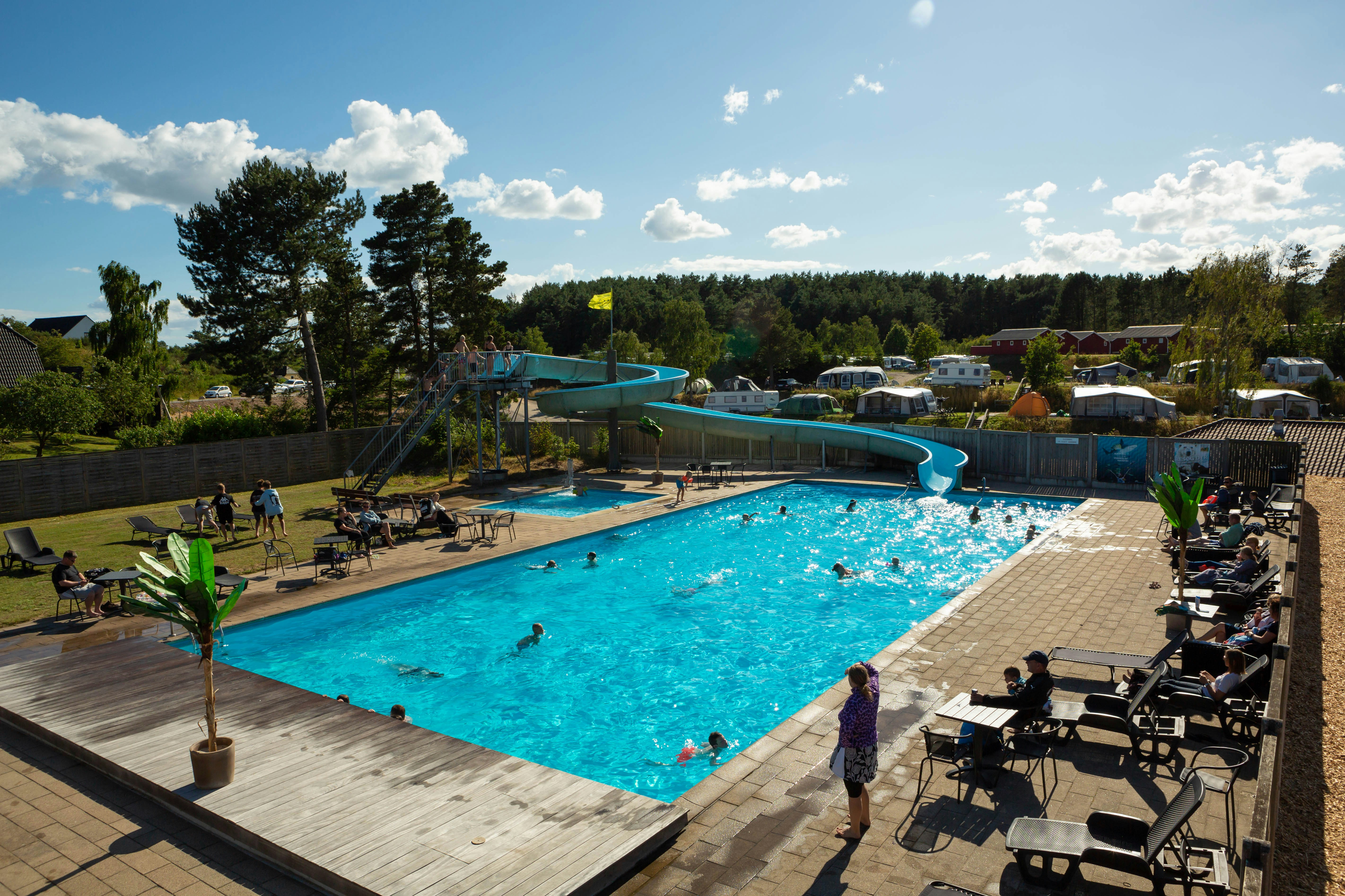 DCU-Camping Ebeltoft – Mols  DCU-Camping Mols - Blick auf das Freibad mit Rutsche und Liegestühlen