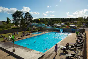DCU-Camping Ebeltoft – Mols DCU-Camping Mols - Blick auf das Freibad mit Rutsche und Liegestühlen