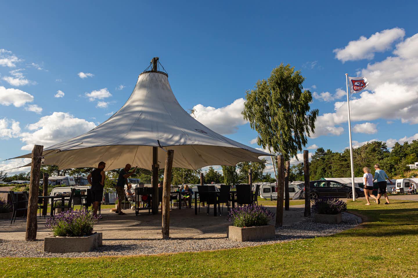 DCU-Camping Ebeltoft – Mols  DCU-Camping Mols - Terrasse mit Sonnenschutz auf dem Campingplatz