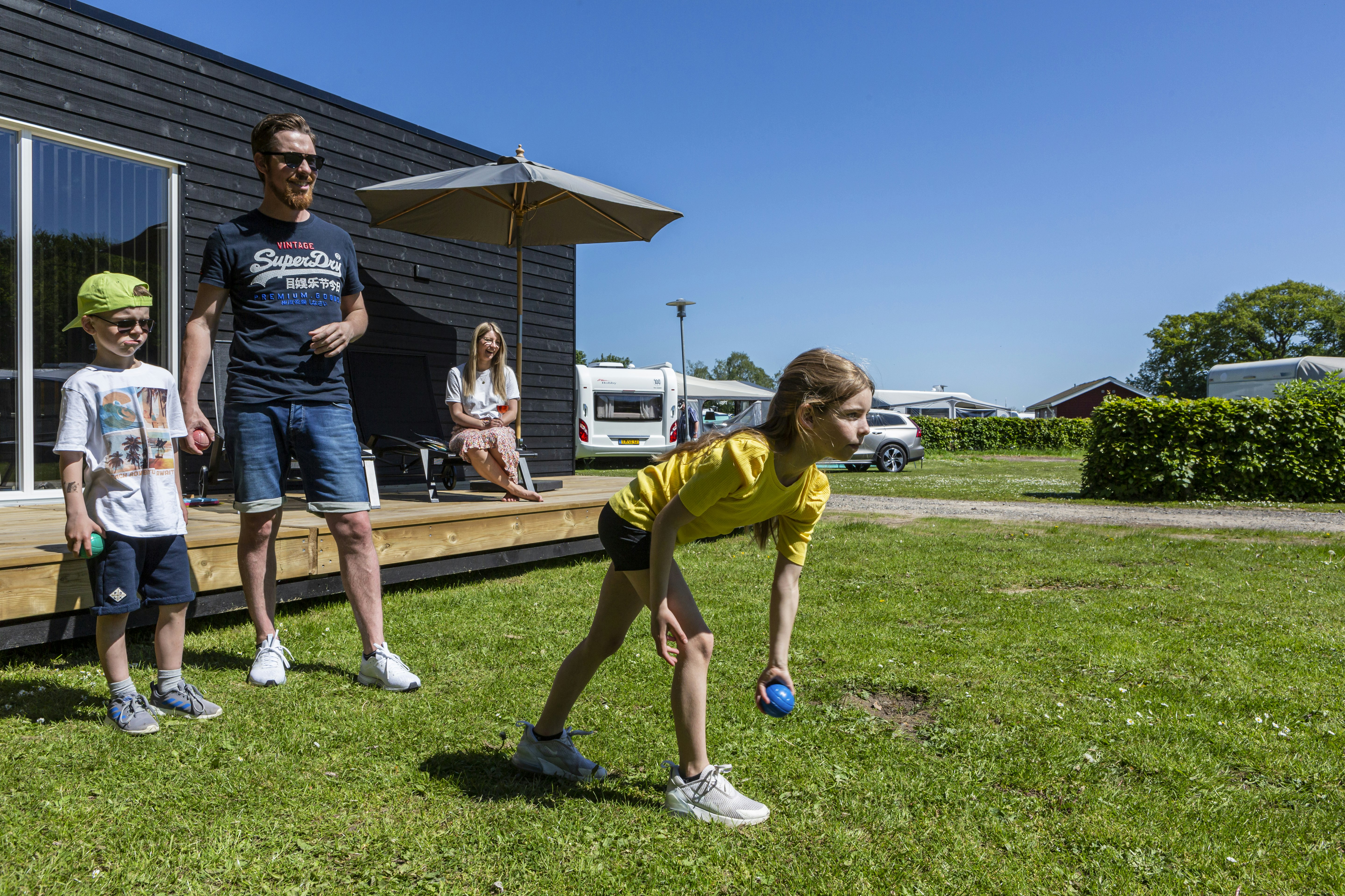 DCU-Camping Odense - Familie vor ihrem Mobilheim