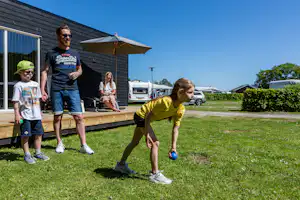 DCU-Camping Odense - Familie vor ihrem Mobilheim