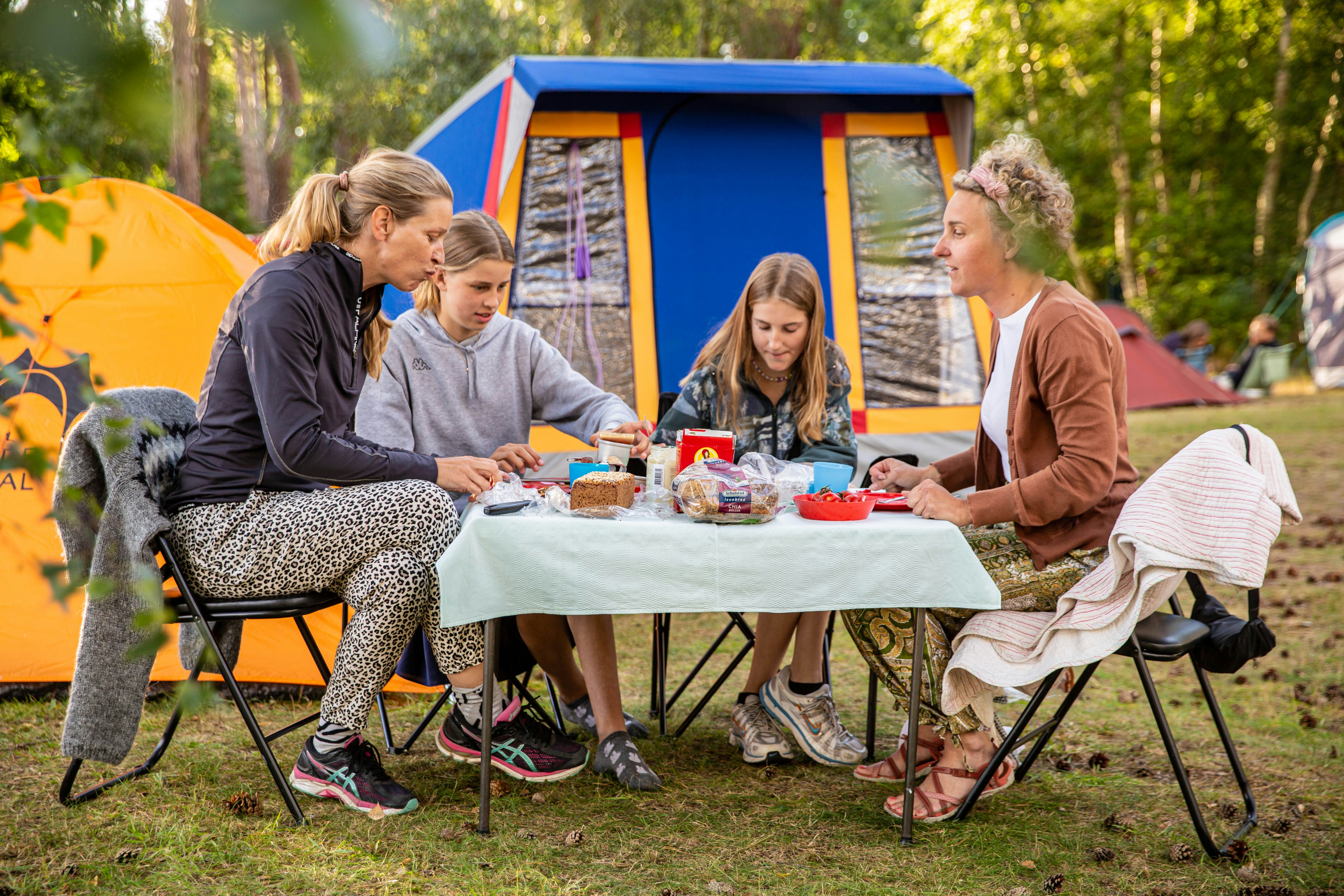 DCU-Camping Rørvig Strand - Gäste beim gemeinsamen Frühstücken auf ihrem Stellplatz