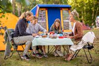 DCU-Camping Rørvig Strand - Gäste beim gemeinsamen Frühstücken auf ihrem Stellplatz