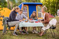 DCU-Camping Rørvig Strand - Gäste beim gemeinsamen Frühstücken auf ihrem Stellplatz