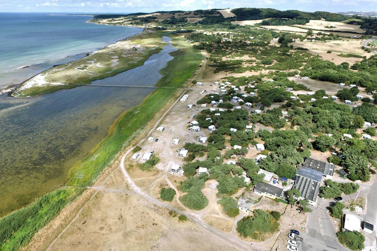 Sanddobberne Camping  - Luftaufnahme des Campingplatzes am Wasser