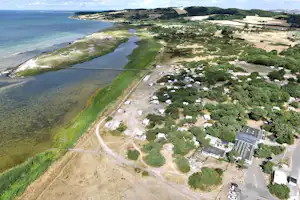 Sanddobberne Camping - Luftaufnahme des Campingplatzes am Wasser