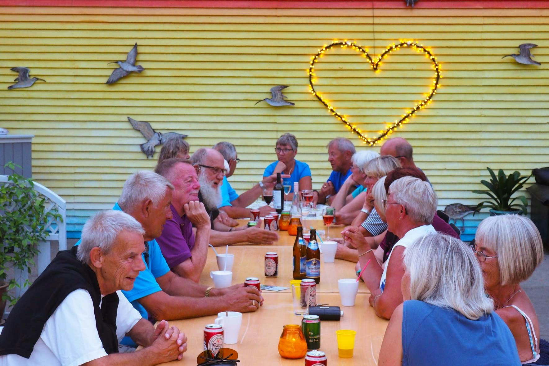 Sanddobberne Camping - Gäste sitzen beisammen auf dem Campingplatz