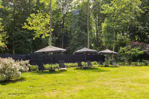 De Glamping - Liegestühle auf der Wiese des Campingplatzes