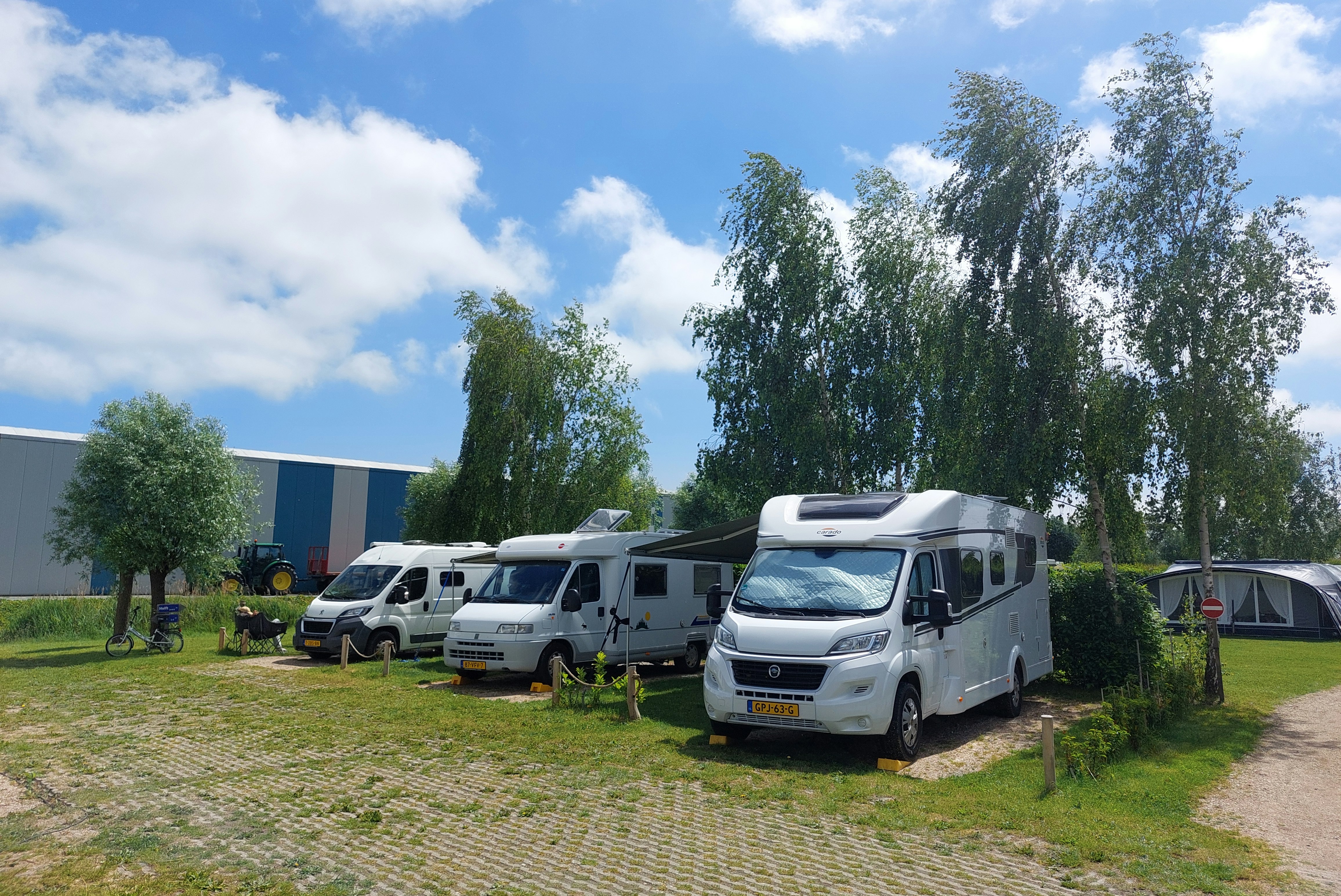 de Gouwe Stek - Standplätze auf dem Campingplatz