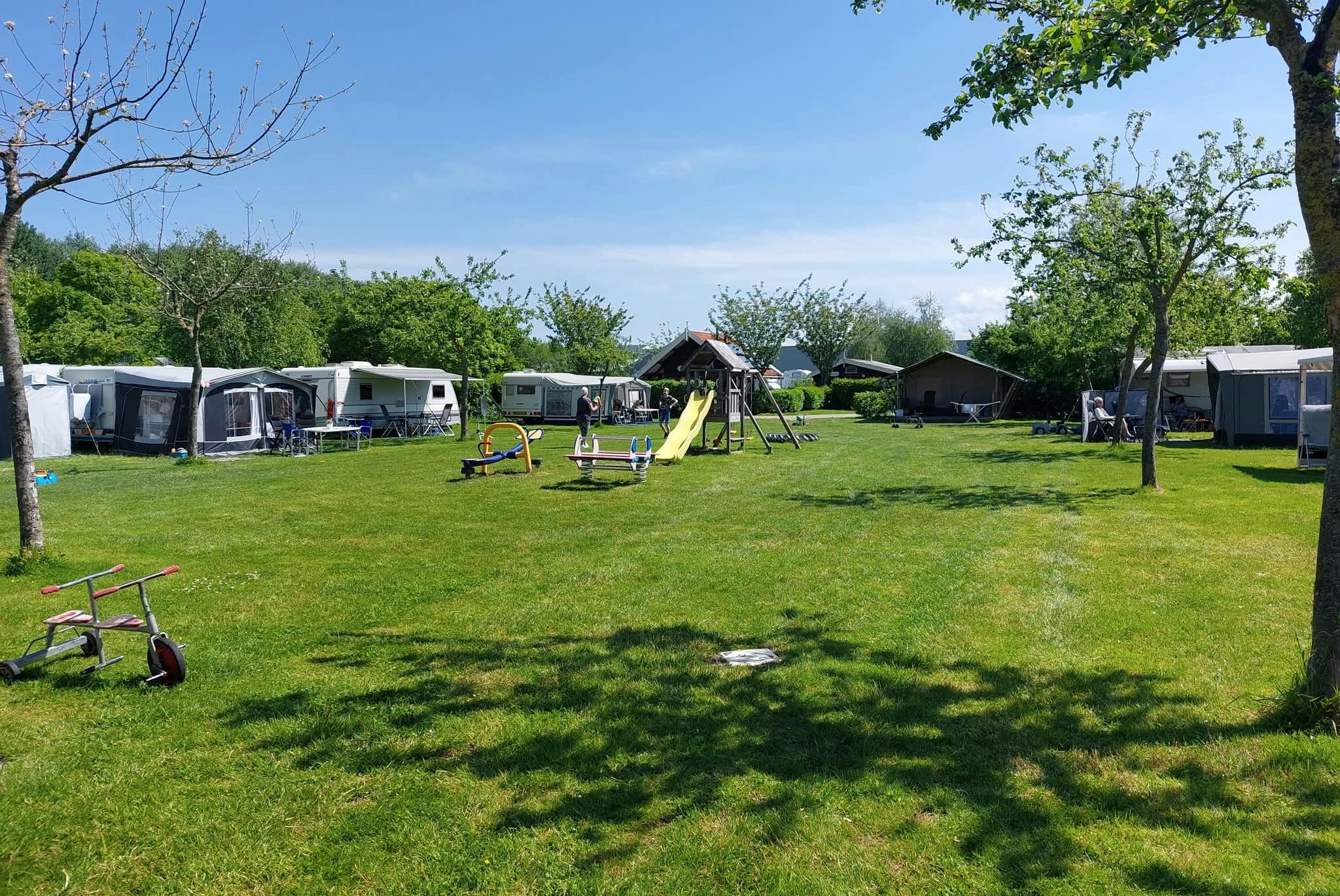 de Gouwe Stek - Standplatzwiese auf dem Campingplatz