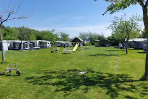 de Gouwe Stek - Standplatzwiese auf dem Campingplatz