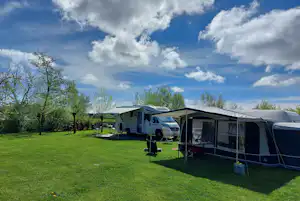 de Gouwe Stek - Wohnmobil- und Wohnwagenstandplätze auf der Wiese
