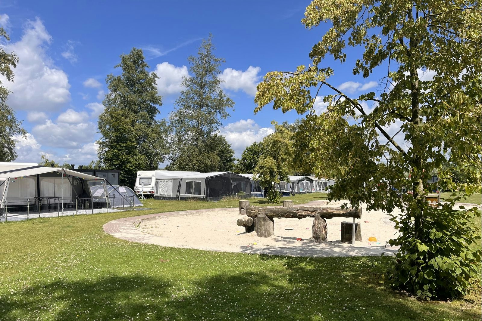 De Leughte - Blick auf die Standplätze auf der Wiese mit dem Kinderspielplatz