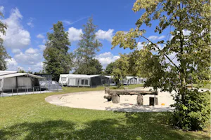 De Leughte - Blick auf die Standplätze auf der Wiese mit dem Kinderspielplatz