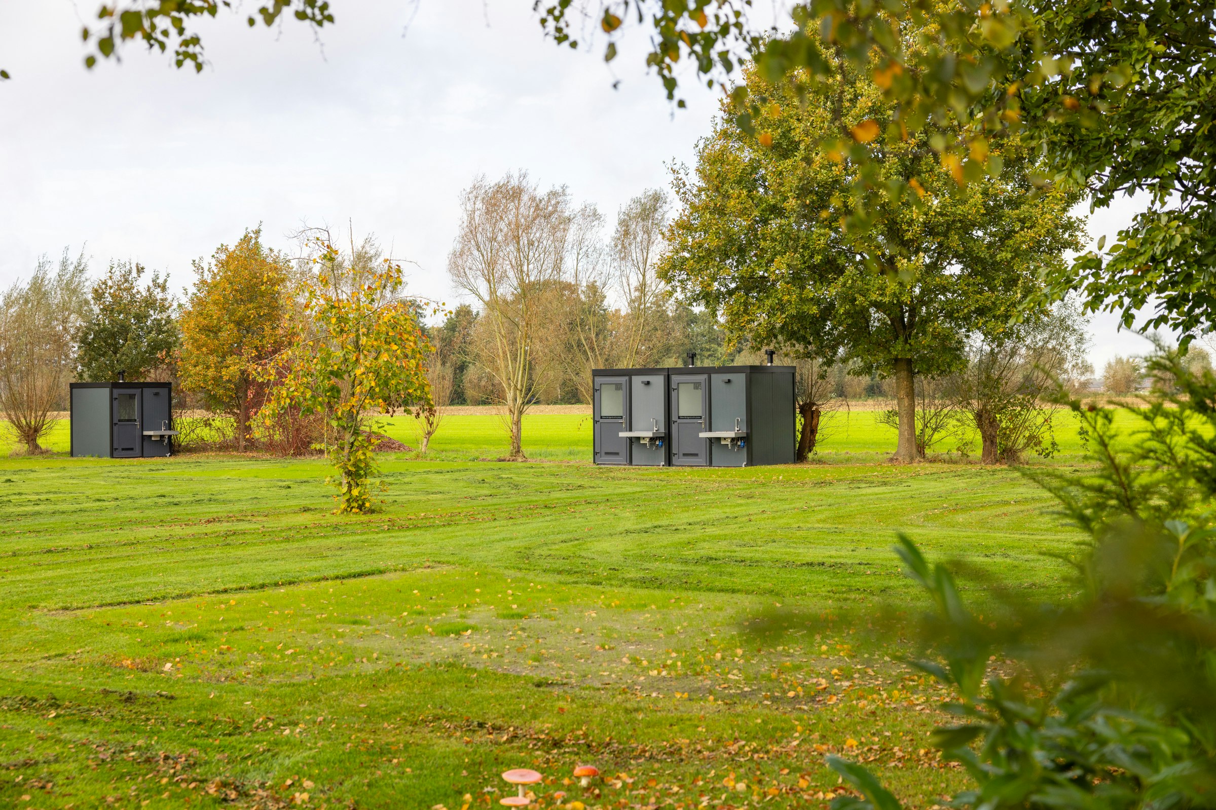 De Leughte - Blick auf die privaten Sanitäreinrichtungen auf dem Campingplatz