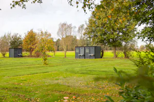 De Leughte - Blick auf die privaten Sanitäreinrichtungen auf dem Campingplatz