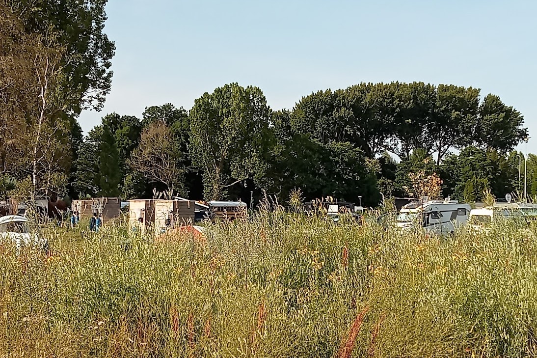 De Sport Camping Amsterdam - Stellplätze im Grünen