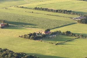 De Weidewei - Luftaufnahme des Campingplatzes umgeben von Feldern