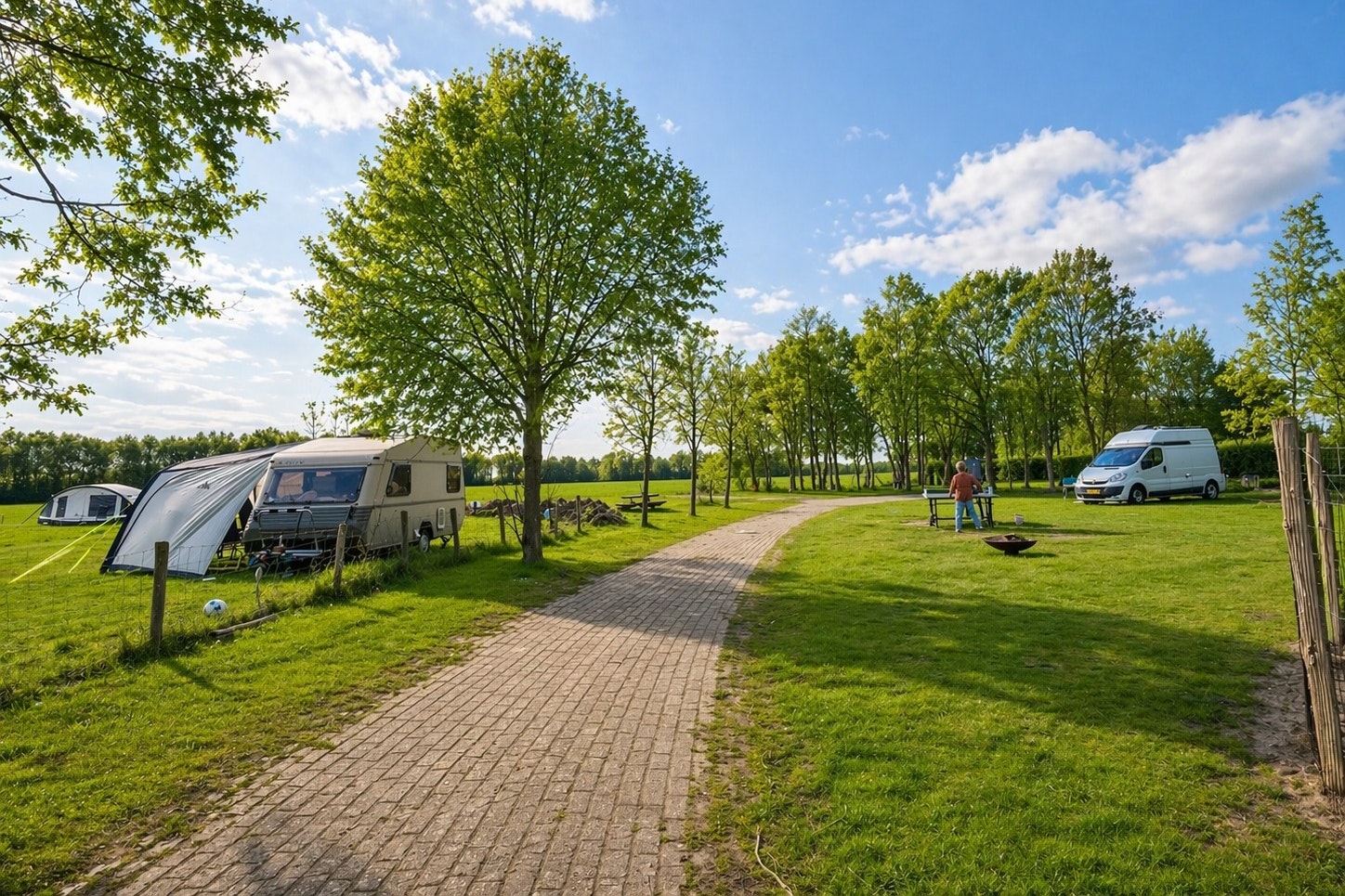 De Weidewei  - Standplatzwiese auf dem Campingplatz