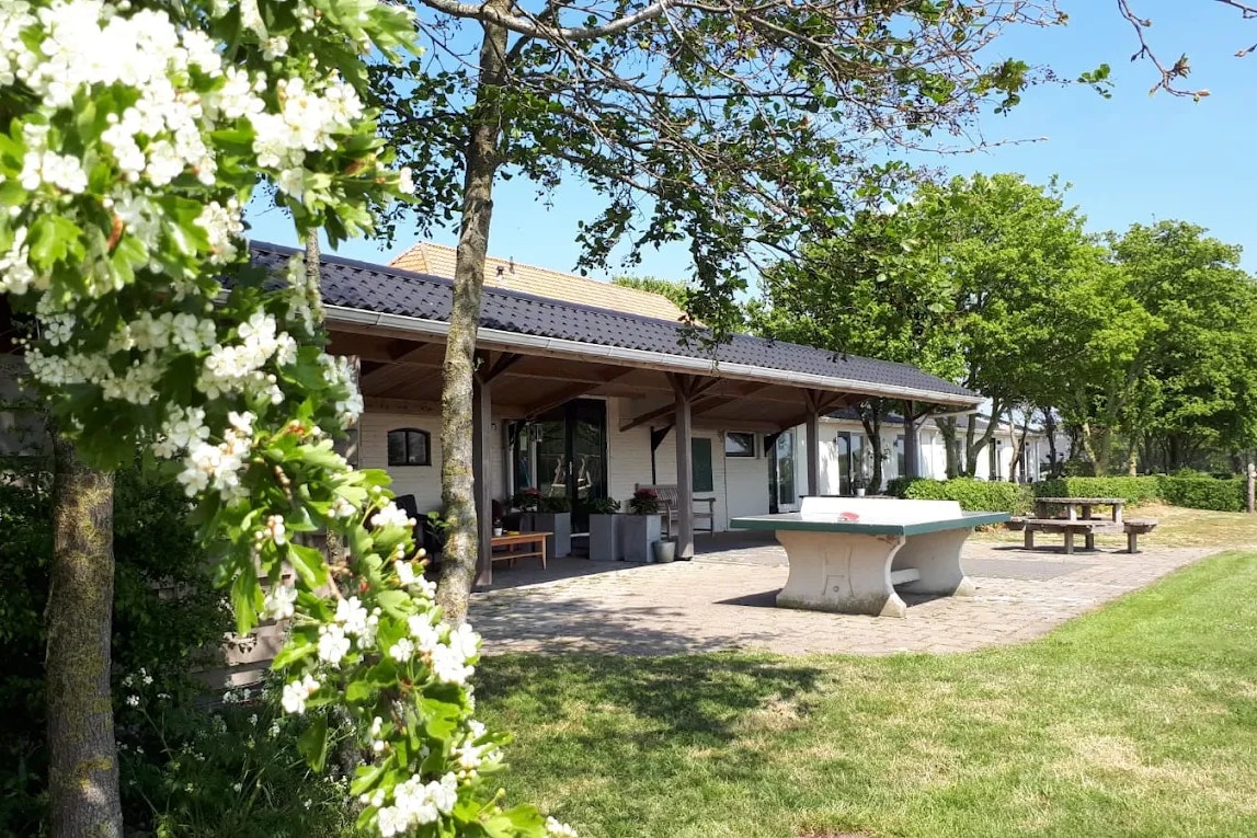 De Weidewei - Servicegebäude mit Terrasse und Tischtennisplatte
