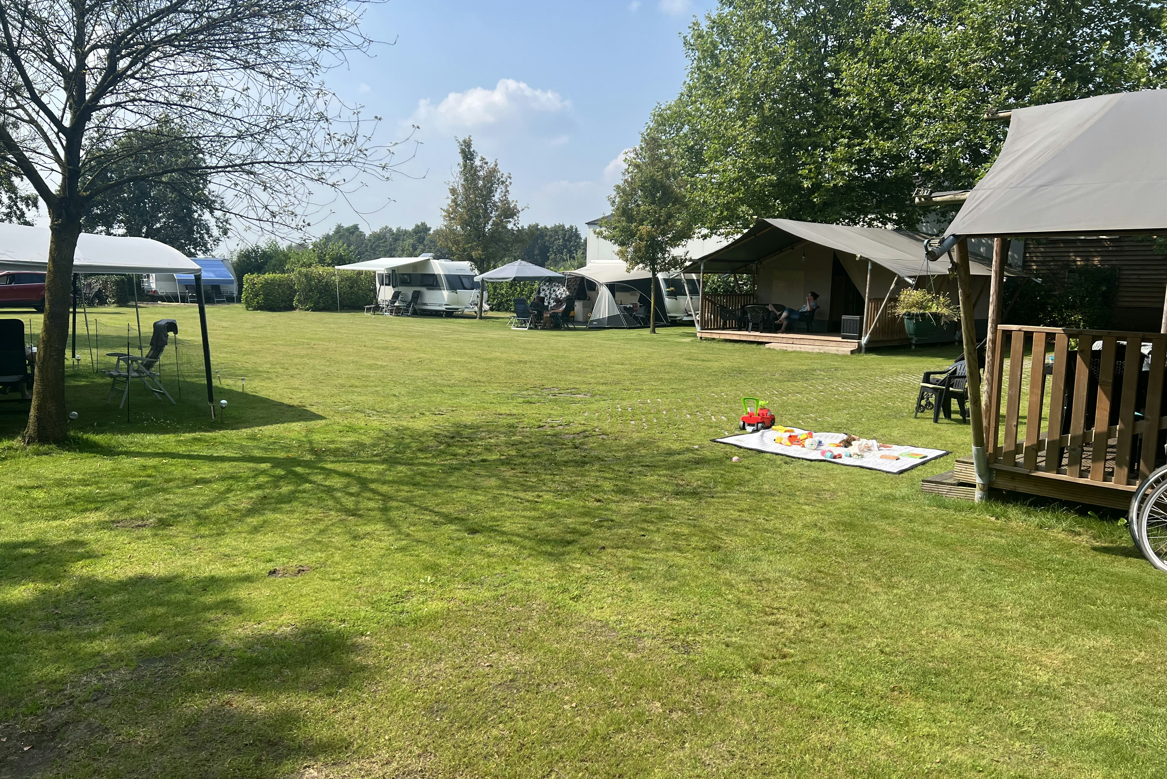 De Zwammenberg - Blick auf die Glamping-Zelte und Standplätze auf der Wiese