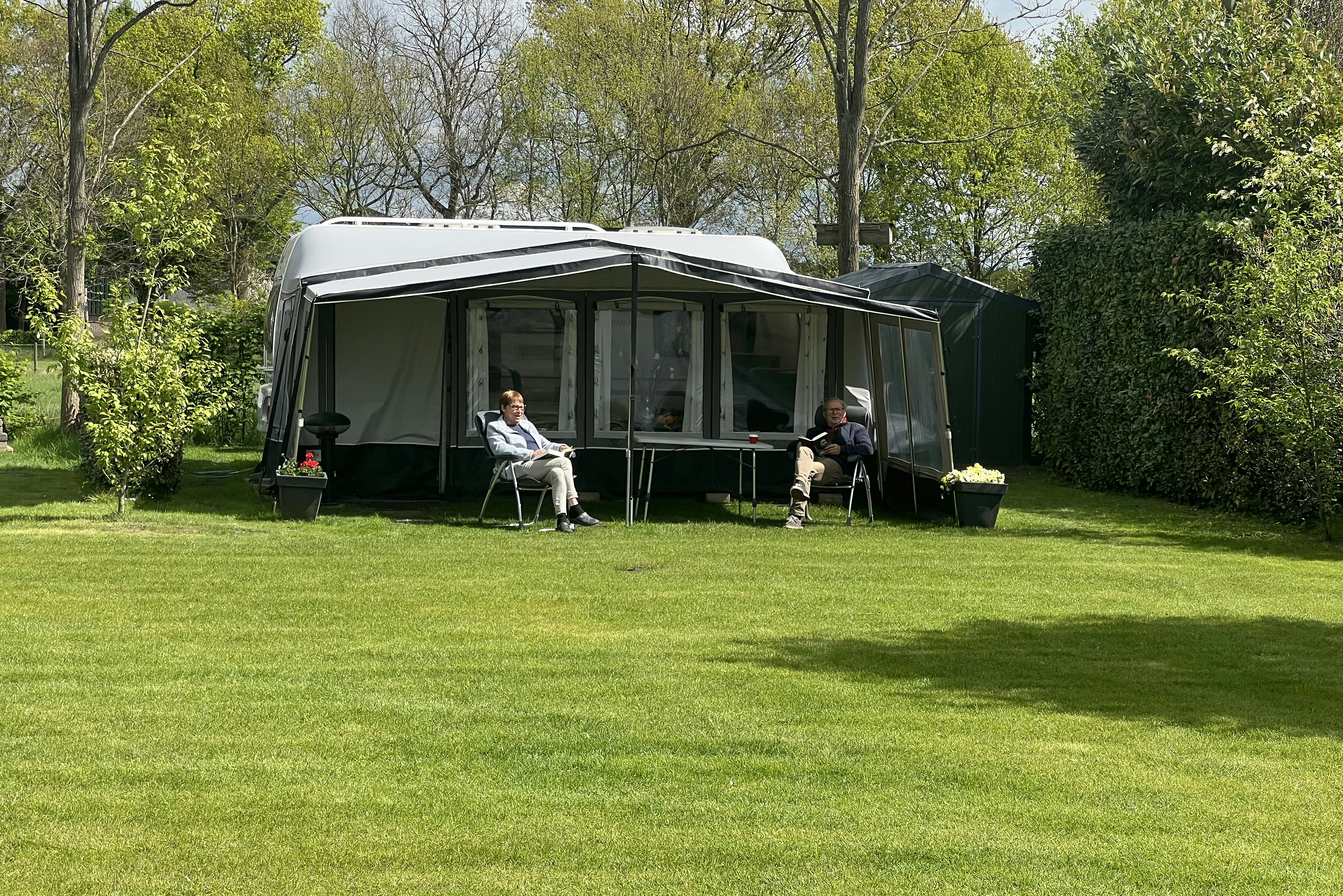 De Zwammenberg - Standplätze auf der Wiese auf dem Campingplatz