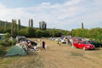 Rock Land Camp  -  Camper auf dem Wohnwagen- und Zeltstellplatz vom Campingplatz im Grünen