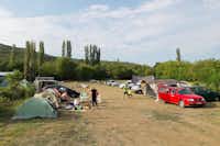 Rock Land Camp  -  Camper auf dem Wohnwagen- und Zeltstellplatz vom Campingplatz im Grünen
