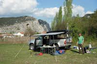 Rock Land Camp -  Zeltstellplatz mit Autocamper im Vordergrund, im Hintergrund das Gebirge von Mazedonien