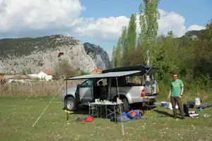 Rock Land Camp - Zeltstellplatz mit Autocamper im Vordergrund, im Hintergrund das Gebirge von Mazedonien