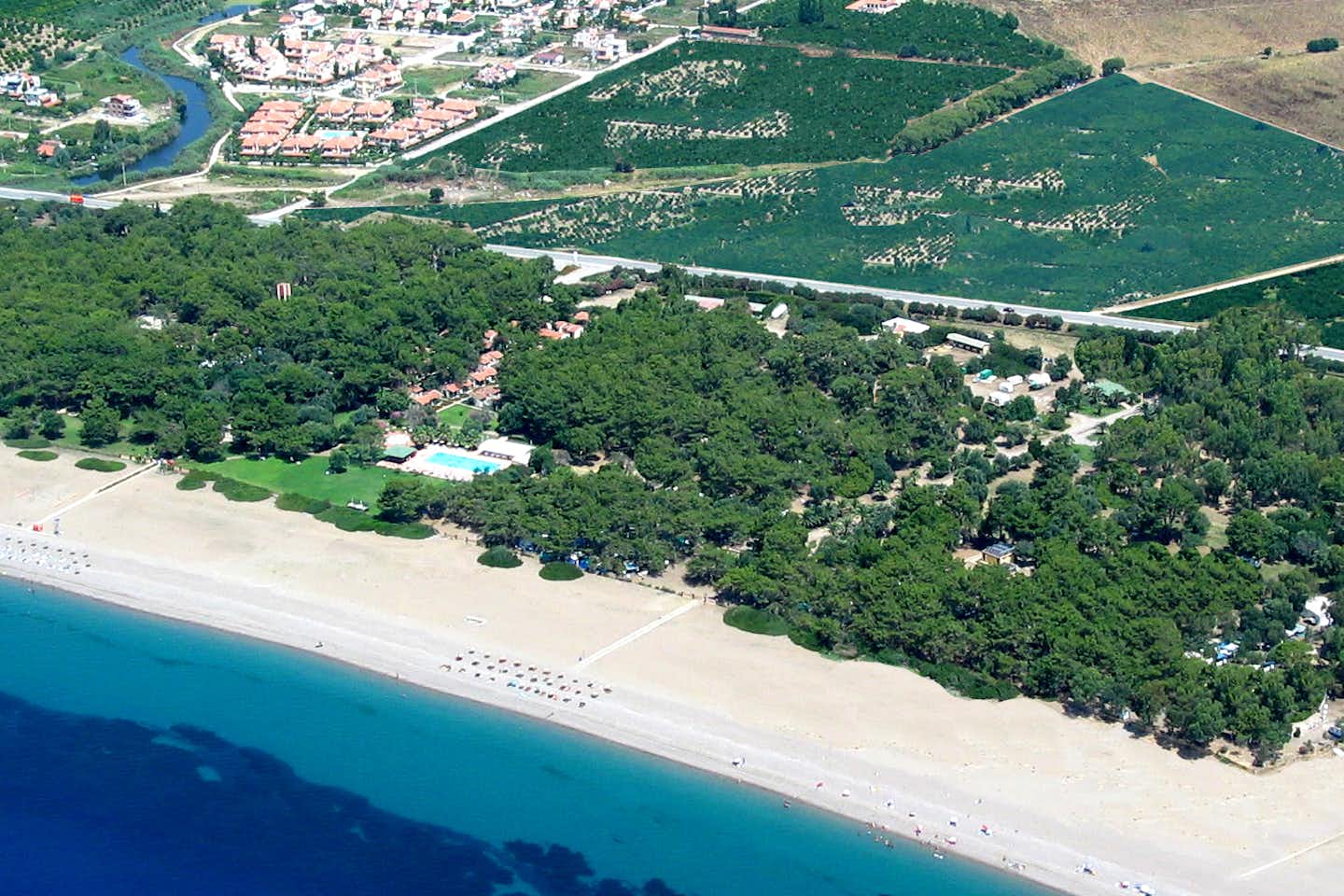 Denizatı Hipocamp - Campingplatz aus der Vogelperspektive zwischen Bäumen mit dem Mittelmeer und dem Strand im Vordergrund