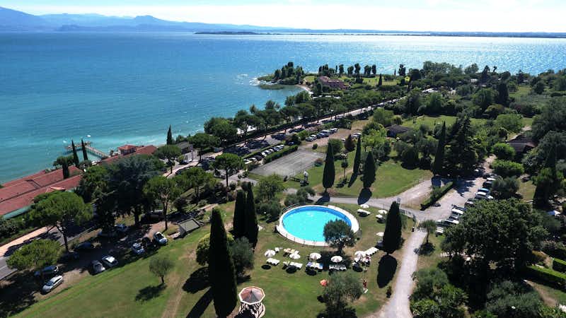 Desenzano Camping Village - Luftaufnahme des Campingplatzes mit Pool