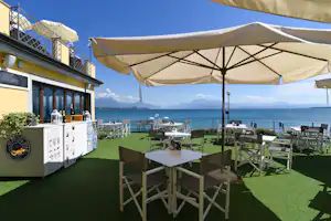Desenzano Camping Village - campingplatz bar mit seeblick
