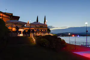Desenzano Camping Village - campingplatz terrasse am abend