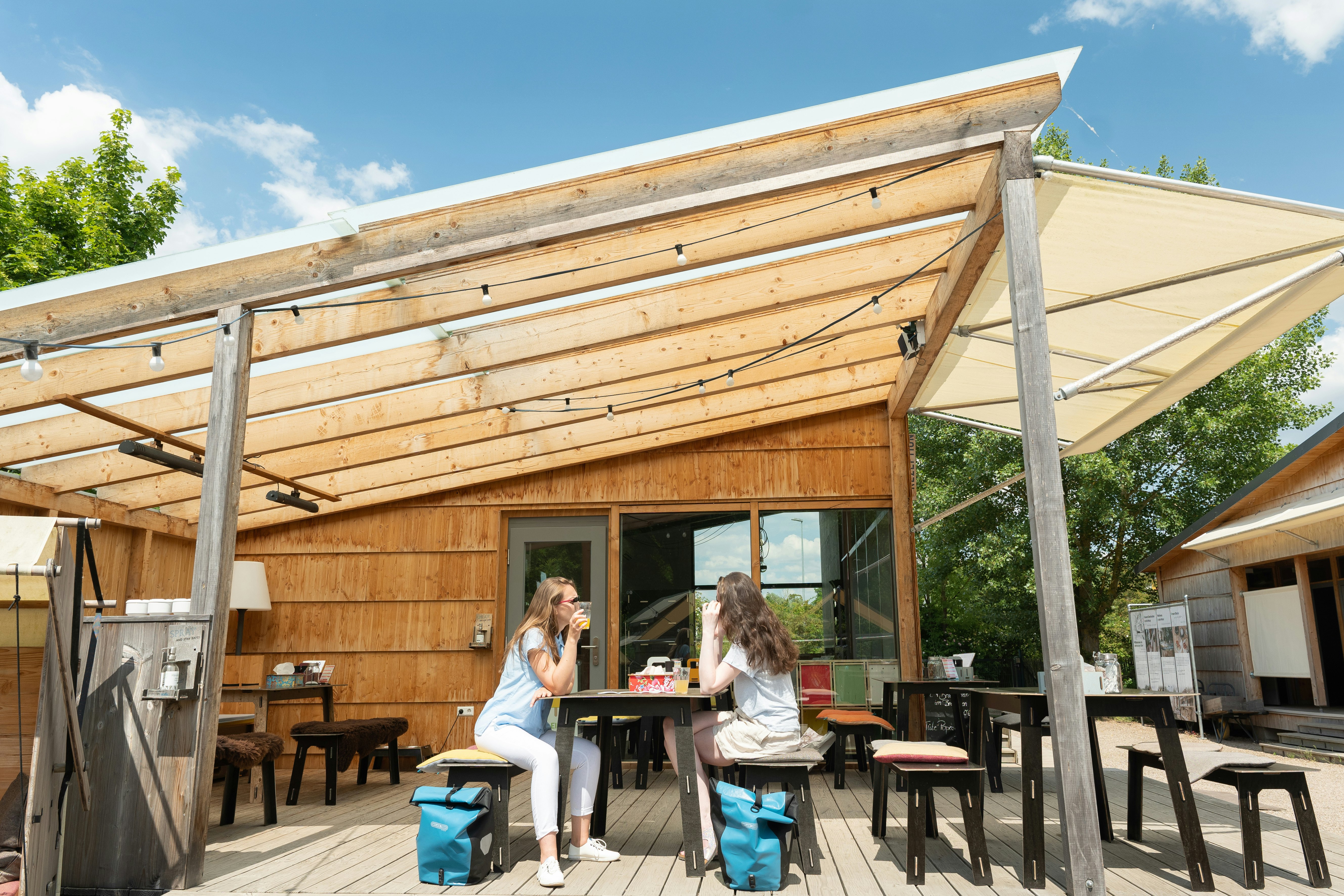Destinature Dorf Hitzacker - Bistro des Campingplatzes mit Terrasse