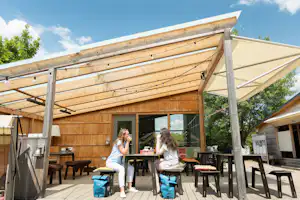 Destinature Dorf Hitzacker - Bistro des Campingplatzes mit Terrasse