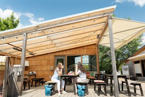 Destinature Dorf Hitzacker - Bistro des Campingplatzes mit Terrasse