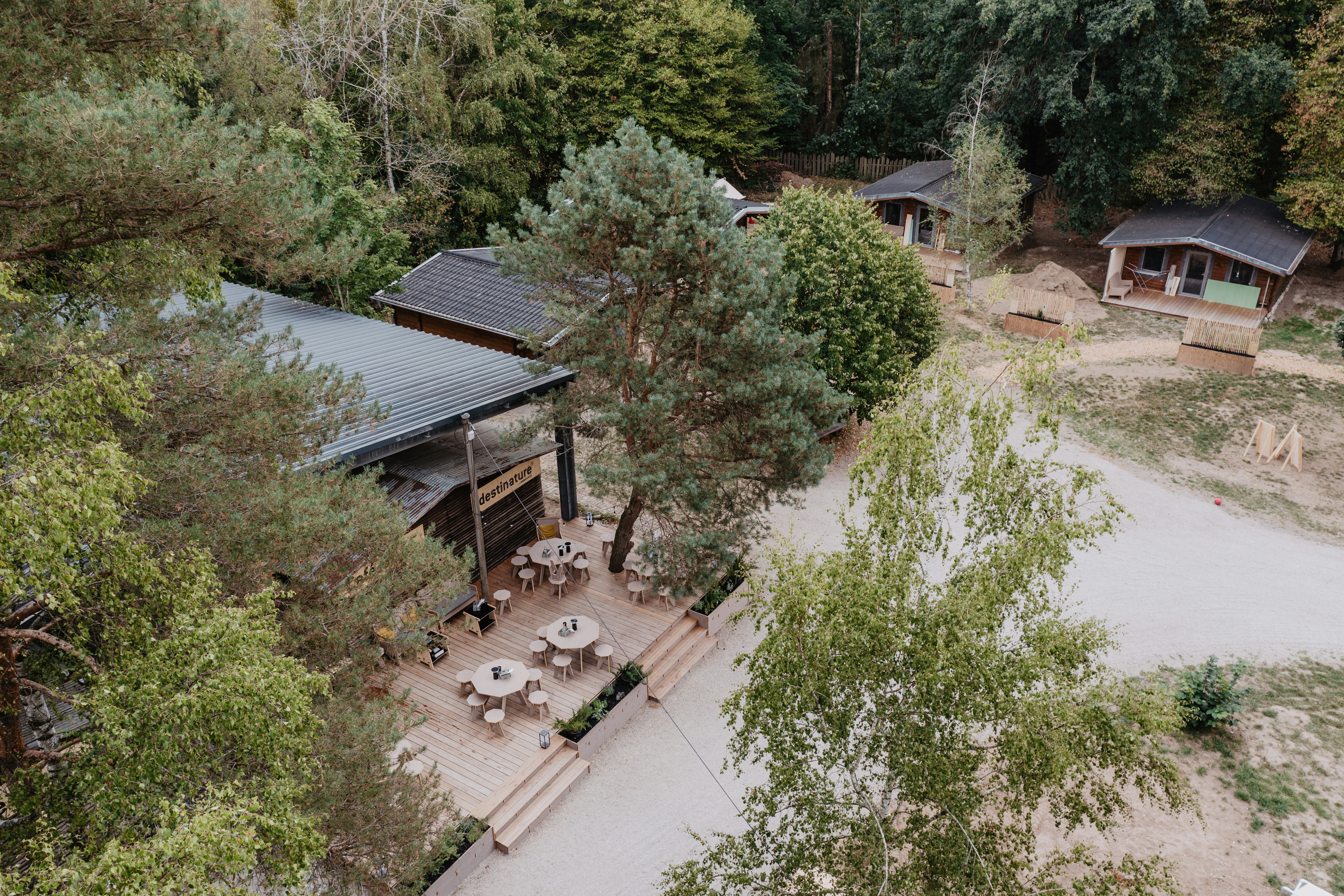 destinature Dorf Südeifel  - Luftaufnahme des Campingplatzes mit Restaurant und Terrasse