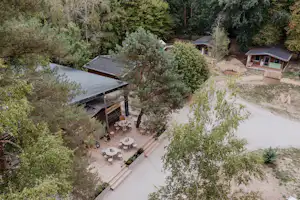 destinature Dorf Südeifel - Luftaufnahme des Campingplatzes mit Restaurant und Terrasse
