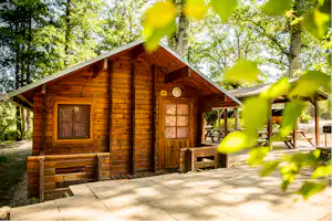 DieOutdoorSchmiede - Blockhütte auf dem Campingplatz