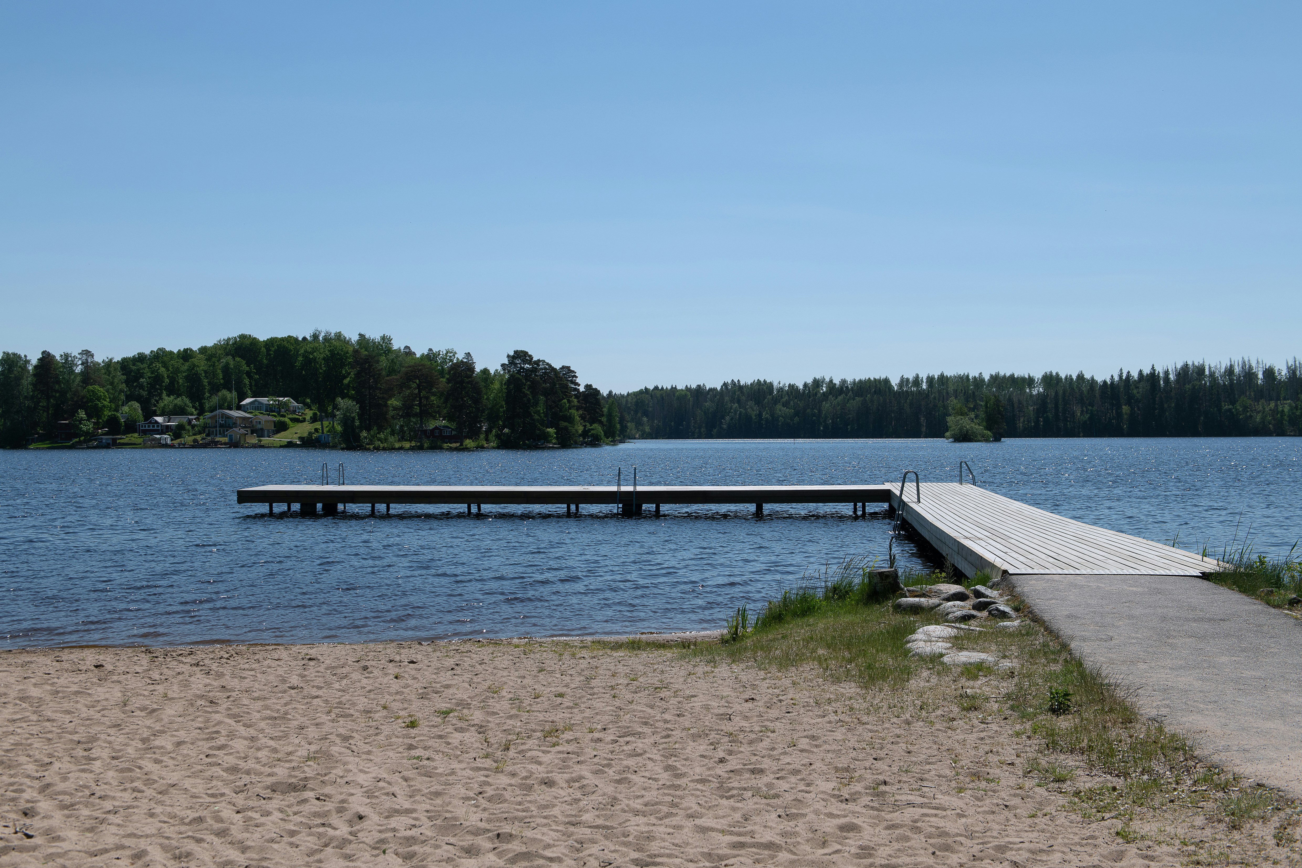 Djulö Camping  Djulöbadets Camping - Badestrand und Steg am See