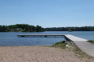 Djulö Camping Djulöbadets Camping - Badestrand und Steg am See