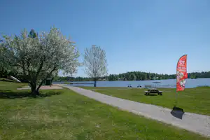 Djulö Camping Djulöbadets Camping - Blick auf die Wiese und den See