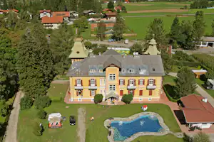 Dolomiten Camping Amlacherhof - Übersicht auf das Hauptgebäude und den Poolbereich