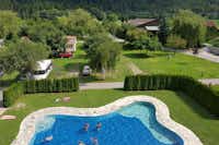 Dolomiten Camping Amlacherhof  -  Pool und Wohnwagen- und Zeltstellplatz auf grüner Wiese