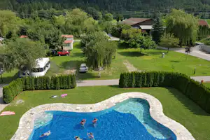 Dolomiten Camping Amlacherhof - Pool und Wohnwagen- und Zeltstellplatz auf grüner Wiese