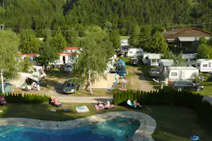 Dolomiten Camping Amlacherhof - Wohnwagen- und Zeltstellplatz zwischen Bäumen auf dem Campingplatz