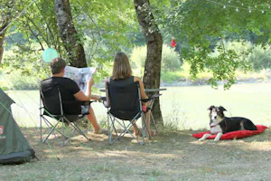 Domaine Chasteuil Provence - Wohnwagen- und Zeltstellplatz unter Bäumen mit Blick auf Fluss Verdon