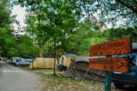 Domaine Chasteuil Provence -  Wohnwagen- und Zeltstellplatz zwischen Bäumen auf dem Campingplatz